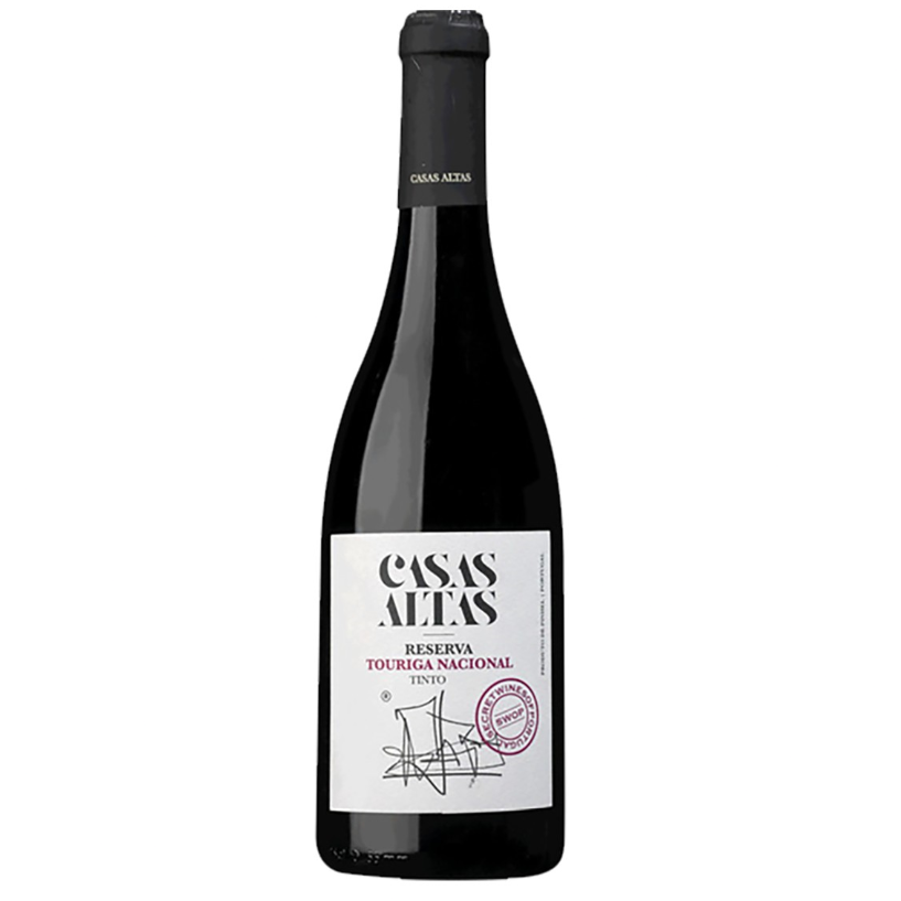 Wine bottle with 'Casas Altas' label on a white background